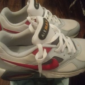 NIKE Womens Air Max IVO